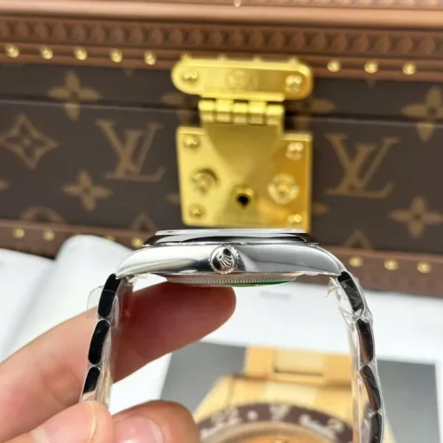 Replica Rolex Oyster Perpetual Lady 36mm Silver Dial 126000 photo review