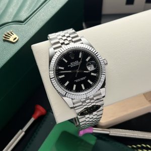Autre point de vue sur Replica Rolex Datejust Black Dial 126334-0018 41 mm