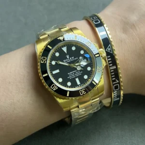 Autre point de vue sur Replica Black Submariner Gold Tone Bracelet