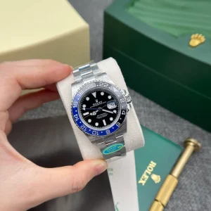 Vista alternativa de Replica Rolex GMT-Master II Black Dial 116710BLNR “Batman”