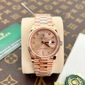 Alternatieve kijk op Superclone Rolex Day-Date Rosé Diamond Dial 128235-0009 36 mm