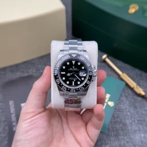 Vista alternativa de Superclone Rolex GMT-Master II Black Dial 116710
