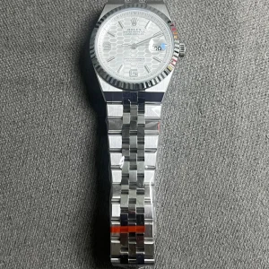 وجهة نظر بديلة لـ Replica Rolex Land-Dweller 36 mm Stainless Steel (2025)