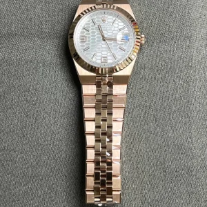 وجهة نظر بديلة لـ Replica Rolex Land-Dweller 40 mm Everose gold (2025)