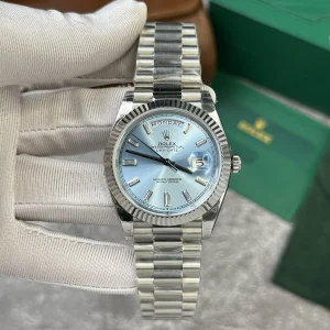 Vista alternativa de Super Clone Rolex Day-Date Ice Blue Diamond Dial 228236-0006 40 mm