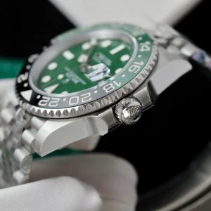 Rolex GMT-Master II 40 mm 126729VTNR Jubilee (Absinthe) - Image 9